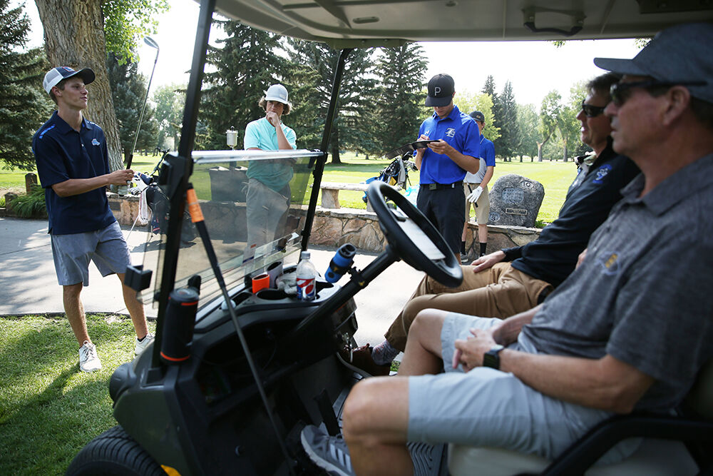 Coach Tim Marton talks with a group of golfers
